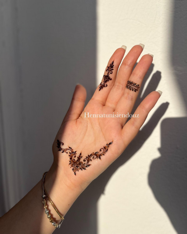 45 Stylish Mehndi Designs Simple and Beautiful : Vine Accent Minimalism