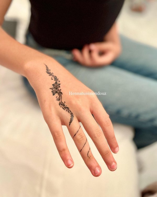 45 Stylish Mehndi Designs Simple and Beautiful : Elegant Floral Accent