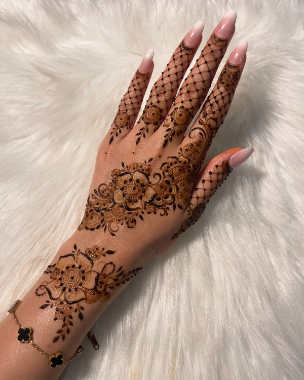 45 Stylish Mehndi Designs Simple and Beautiful : Intricate Floral Lacework