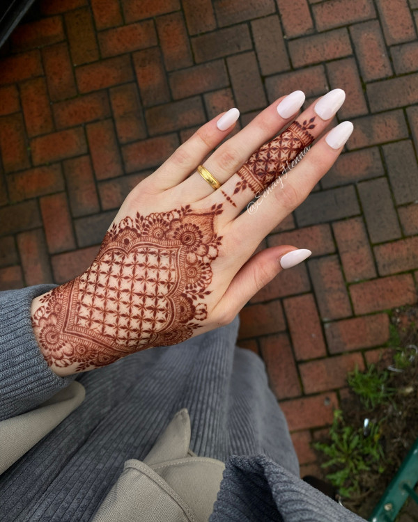 45 Stylish Mehndi Designs Simple and Beautiful : Geometric Elegance