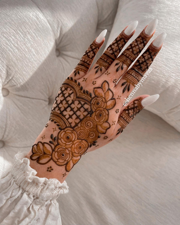 35 Henna Designs for a Beautiful Statement : Geometric Rose Henna