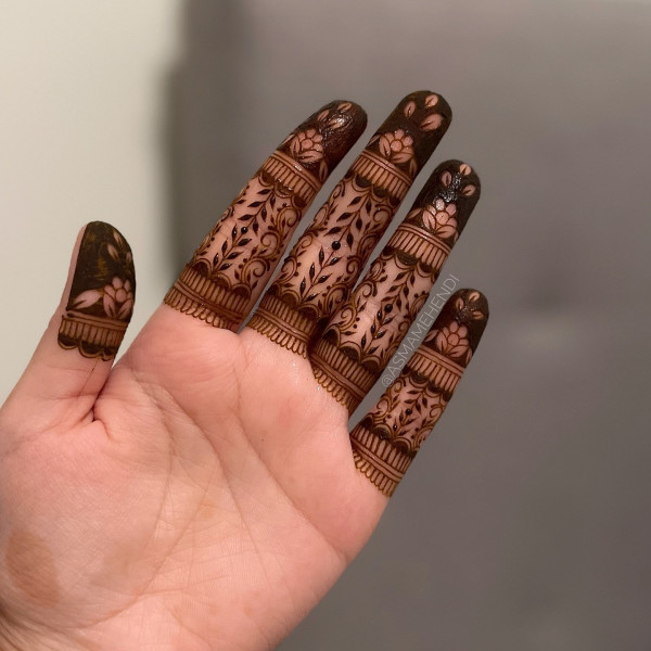 45 Stylish Mehndi Designs Simple and Beautiful : Intricate Finger Detailing