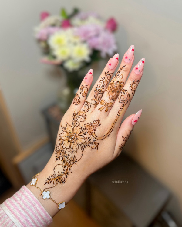 45 Stylish Mehndi Designs Simple and Beautiful : Floral Grace with a Bow