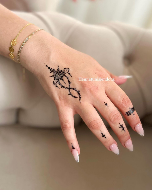 Stylish Infinity Charm Mehndi Design, Stylish mehndi designs Simple and beautiful, New mehndi design, Stylish Mehndi Design photo, Beautiful mehndi design, Mehndi design, henna design, Simple mehndi designs for hands