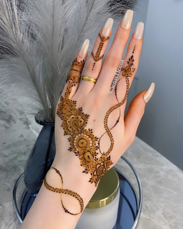 Graceful Infinity Florals Mehndi Design, Stylish mehndi designs Simple and beautiful, New mehndi design, Stylish Mehndi Design photo, Beautiful mehndi design, Mehndi design, henna design, Simple mehndi designs for hands