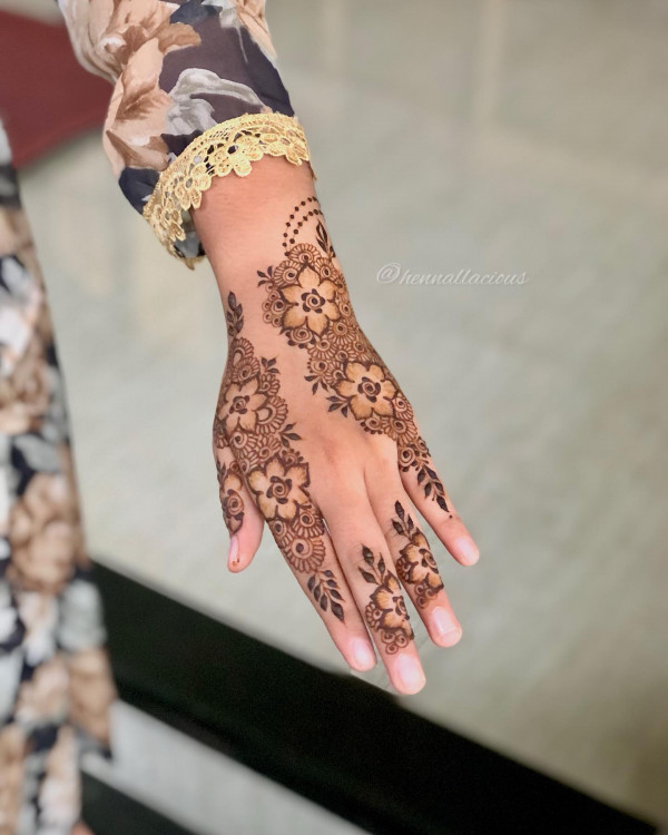 35 Henna Designs for a Beautiful Statement : Floral Lace Henna