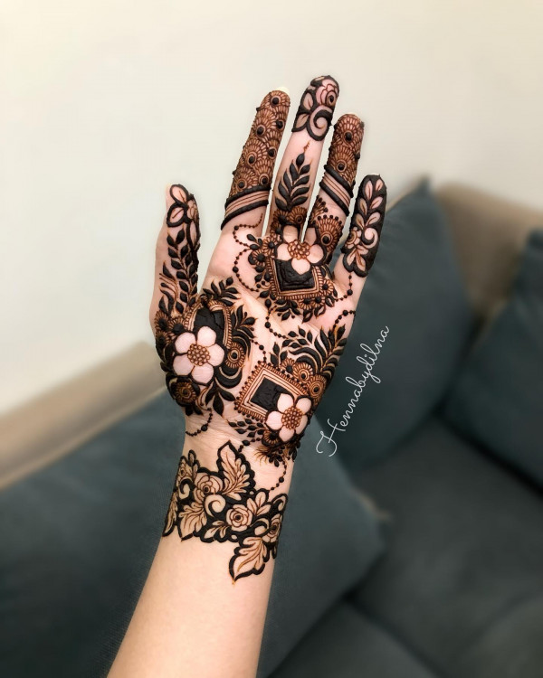 40 Modern Front Hand Mehndi Designs : Intricate Floral Frame Mehndi