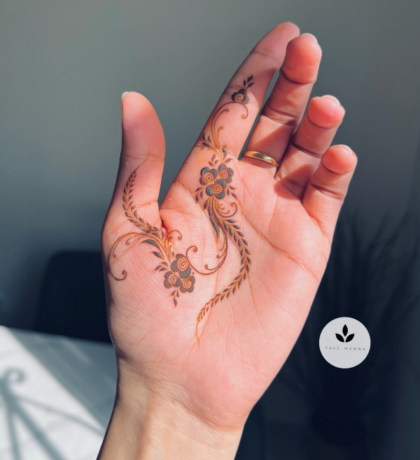 40 Modern Front Hand Mehndi Designs : Delicate Swirl Mehndi