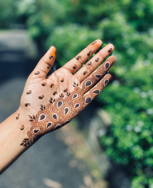 40 Modern Front Hand Mehndi Designs : Paisley Perfection Mehndi