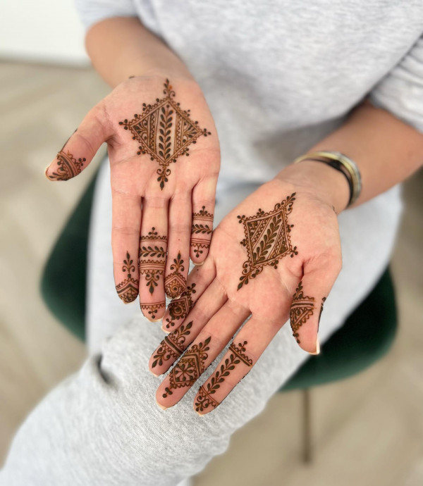 40 Modern Front Hand Mehndi Designs : Geometric Elegance Mehndi