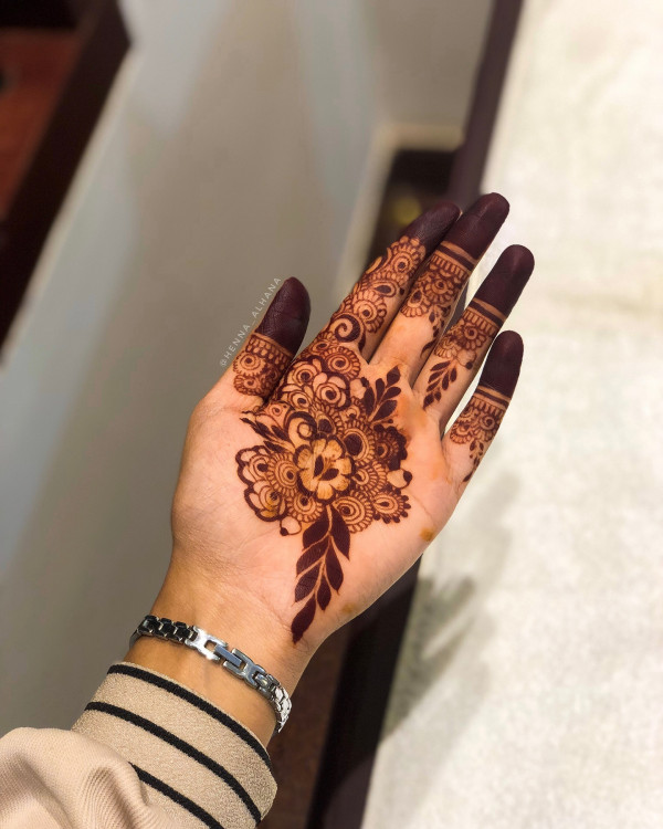 40 Modern Front Hand Mehndi Designs : Classic Floral Mehndi