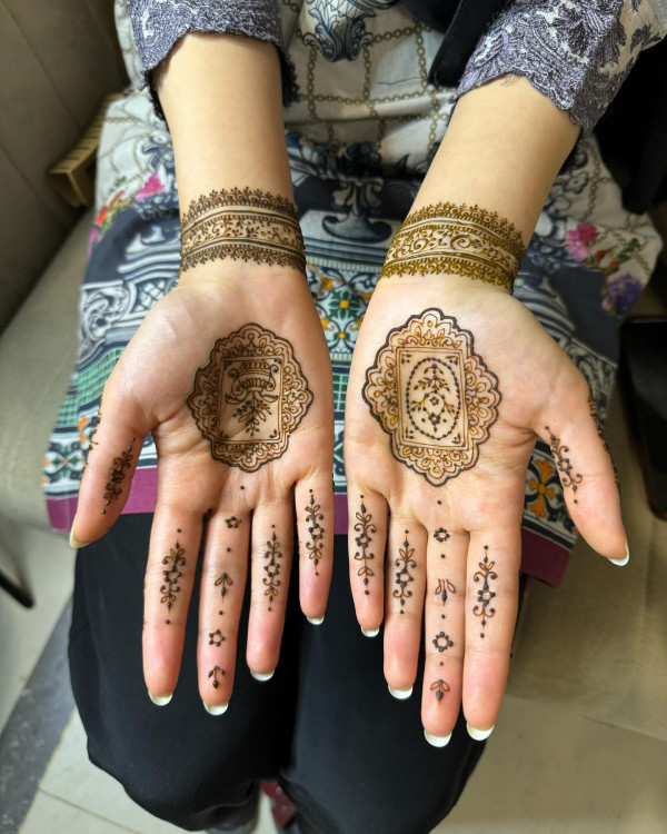 40 Modern Front Hand Mehndi Designs : Regal Frame Mehndi