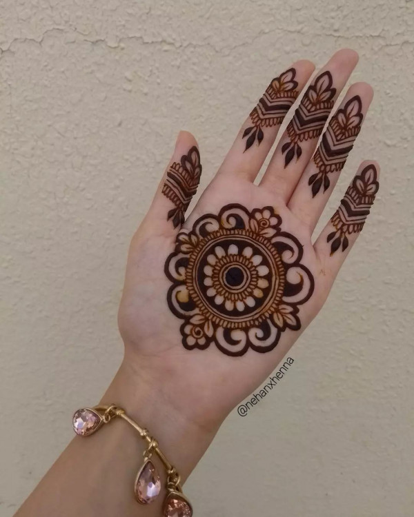 40 Modern Front Hand Mehndi Designs : Minimal Mandala Charm Mehndi