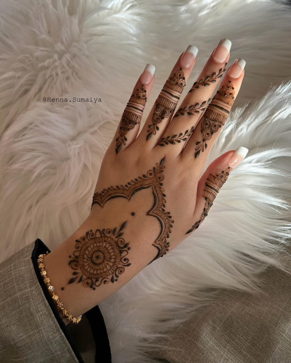 45 Stylish Mehndi Designs Simple and Beautiful : Minimalist Mandala Charm