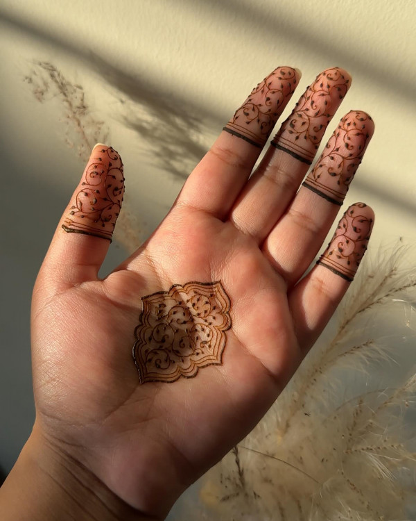 45 Stylish Mehndi Designs Simple and Beautiful : Geometric Grace