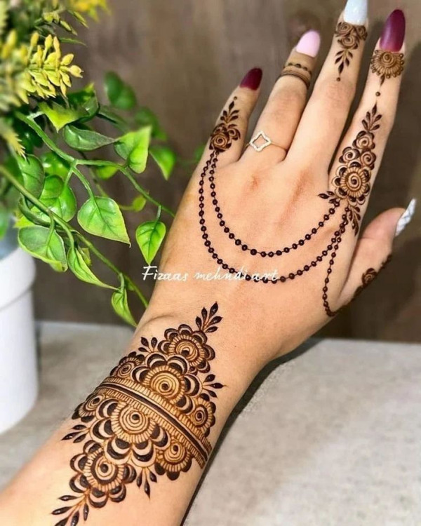 Graceful Chain Henna, Henna Design, modern henna design, back hand henna design