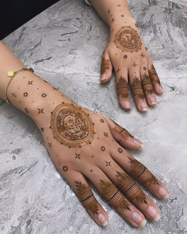 Royal Medallion Henna, Henna Design, modern henna design, back hand henna design