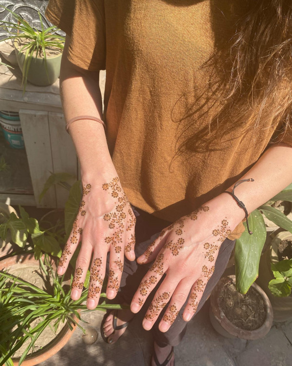 35 Henna Designs for a Beautiful Statement : Boho Daisies Henna