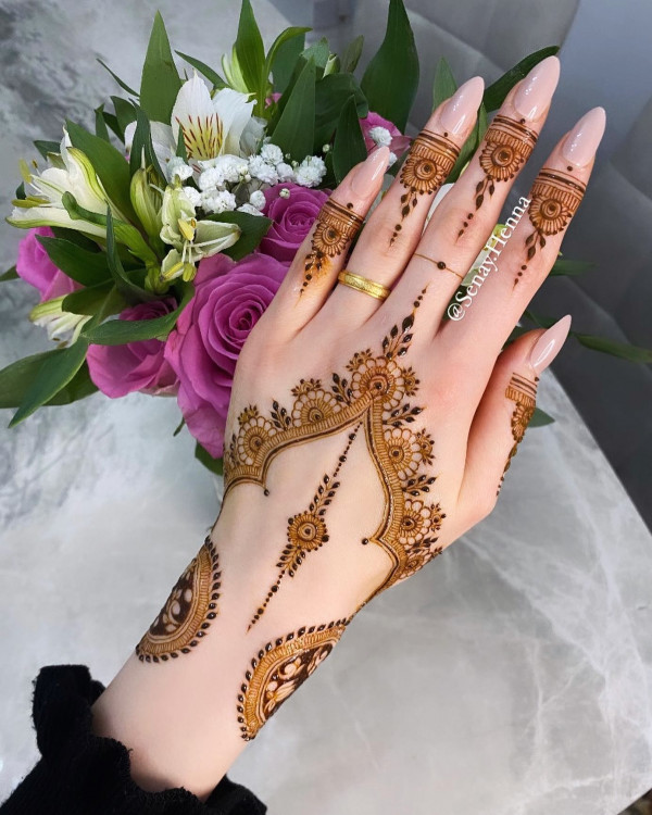 Regal Arch Henna, Henna Design, modern henna design, back hand henna design