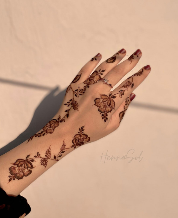 45 Stylish Mehndi Designs Simple and Beautiful : Blooming Vine Simplicity