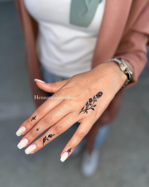 45 Stylish Mehndi Designs Simple and Beautiful : Minimalist Floral Charm