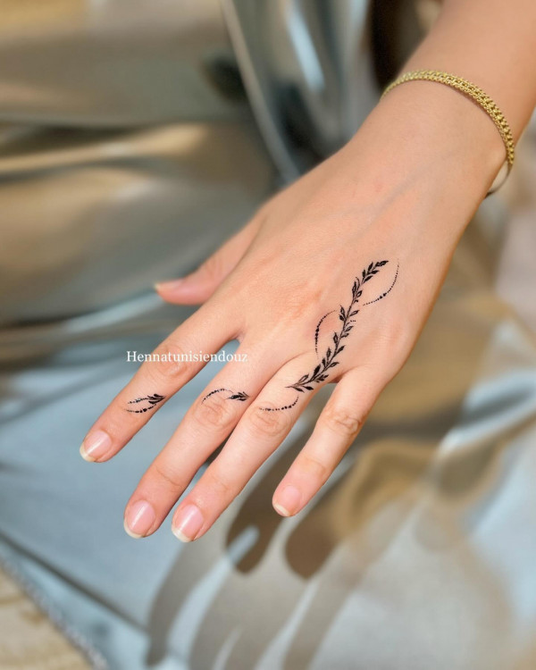 45 Stylish Mehndi Designs Simple and Beautiful : Graceful Leafy Trail