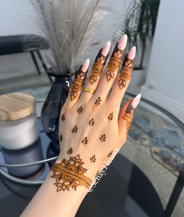 45 Stylish Mehndi Designs Simple and Beautiful : Delicate Minimalist Chic