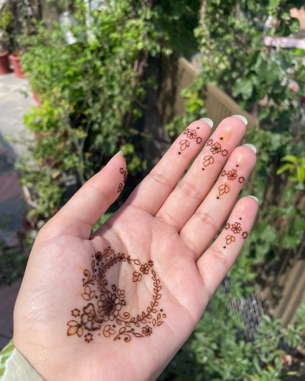 45 Stylish Mehndi Designs Simple and Beautiful : Charming Floral Heart