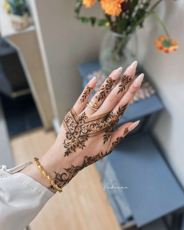 45 Stylish Mehndi Designs Simple and Beautiful : Elegant Veil Design