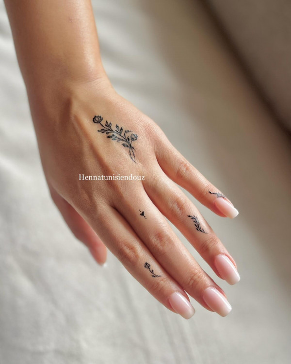 45 Stylish Mehndi Designs Simple and Beautiful : Minimalist Floral Henna