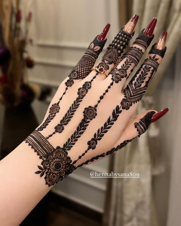 45 Stylish Mehndi Designs Simple and Beautiful : Linear Floral Elegance